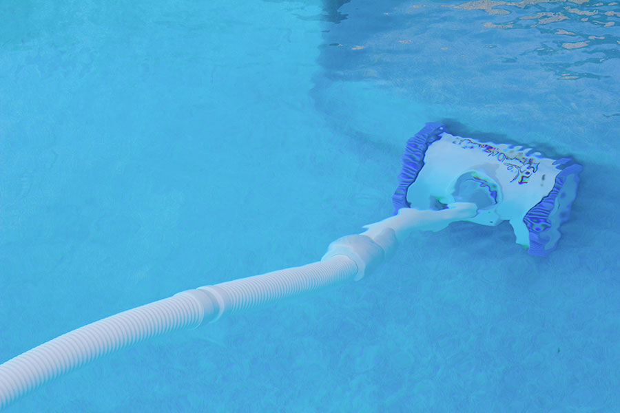 Bottensug med poolrobot som rengör poolen