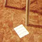 Skydda golvet med filtklädda möbeltassar