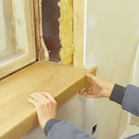 Fönsterbänken limmas innan du sätter isolering och gips.