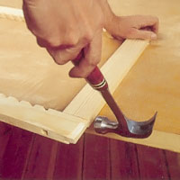 Gör ev justeringar i tapp och slits och sätt lim på tapparnas båda sidor.