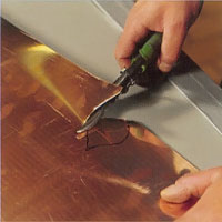 Tunnare plåt kan du som regel klippa för hand med en kraftig plåtsax
