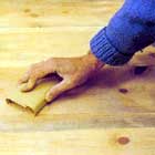 Fula repor eller hack kan du mattslipa ytan för hand
