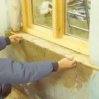 När du tagit bort den gamla fönsterbänken med bräckjärn mäter du för den nya.