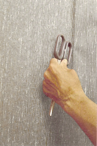 Tryck försiktigt fast våden längs dörr eller fönsterfoder.