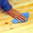 Om du använt diskmedel måste du skölja golvet väl. Använd rent vatten och trasa