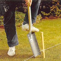 Använd stickspaden när du gräver hål