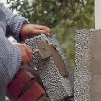 Lägg murbruk på blockets ena långsida