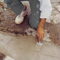 Släta ut betongen med en murslev
