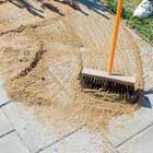 Sopar ut sand över betongplattorna