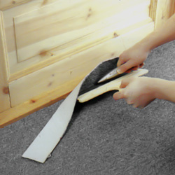 Renskär mattan med mattkniv mot spackeln