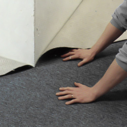 Pressar mattan mot det utgående hörnet och snittar med mattkniven