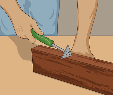 Använd en skrapa med hårdmetallblad