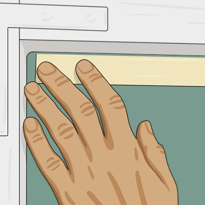 Skyddar glaset med maskeringstejp innan målning av fönster