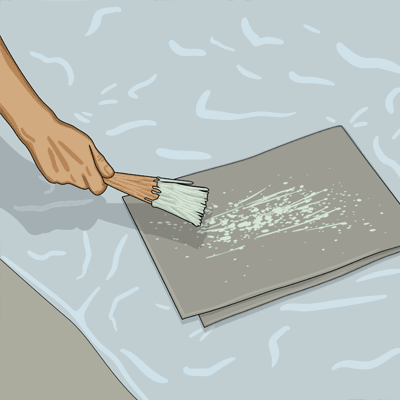 Stänker av färgöverskottet mot en pappskiva innan stänkmålning