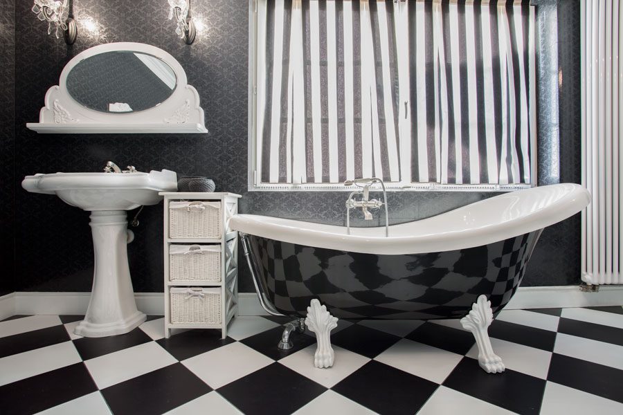 Badkar i retrostil i svart och vitt badrum