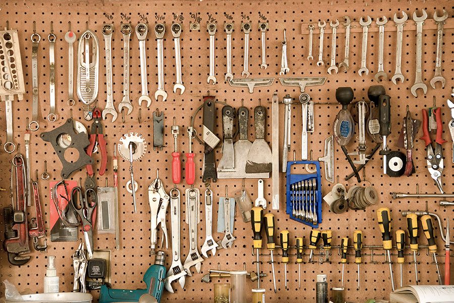 Fungerande verktygsförråd med verktygstavla