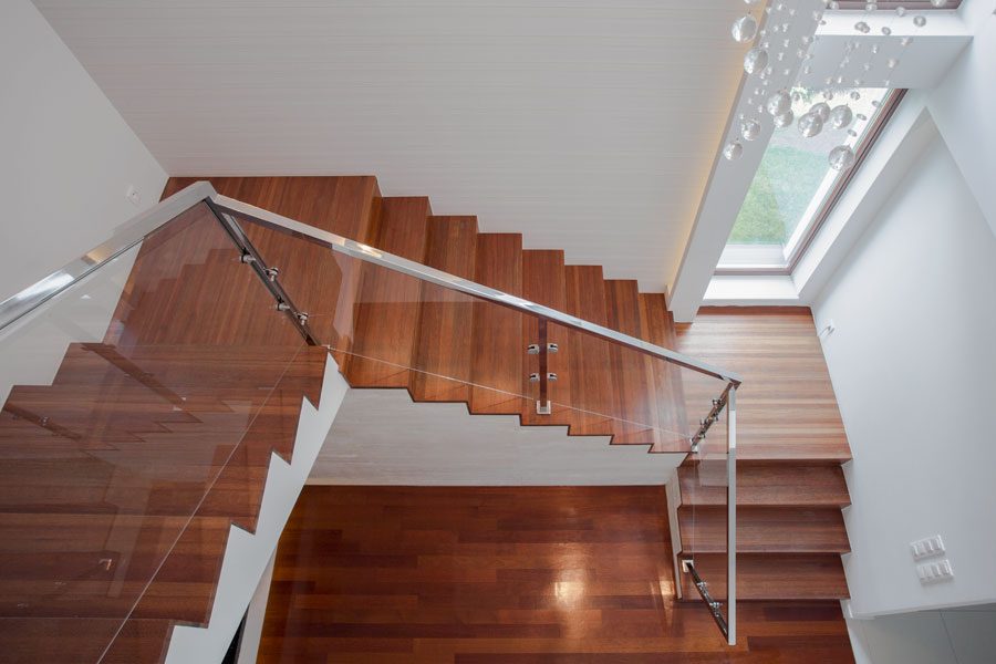 Vacker trappa inomhus med plansteg av trä