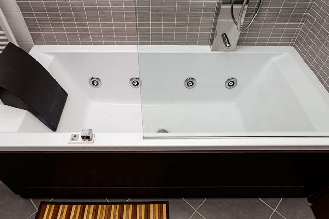 modernt-massagebadkar-badrum.jpg