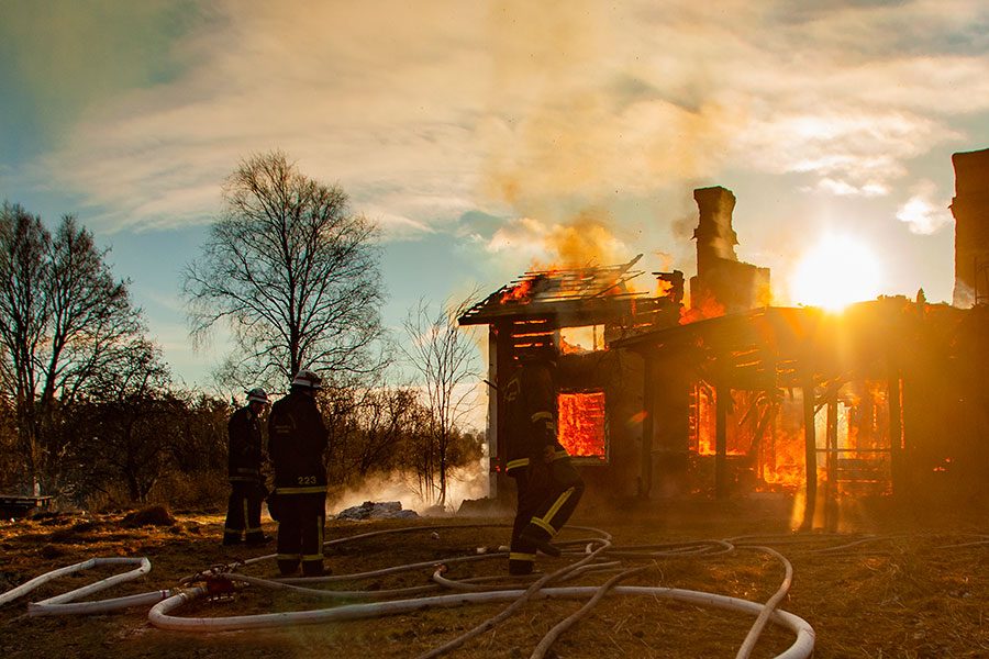 Brandmän som släcker brand i en villa