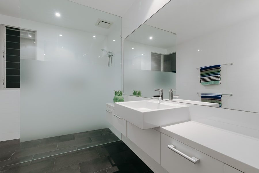 Vackert och stilrent badrum i vitt