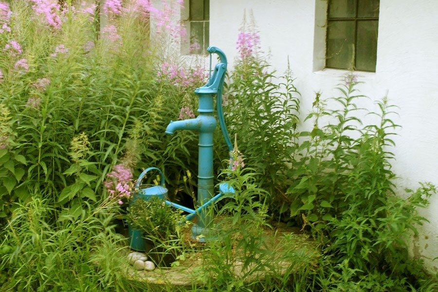 Klassiks gammal vattenpump som drivs med handkraft